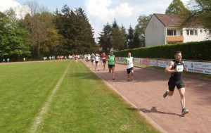 Die 10 km Läufer/innen gehen auf die Strecke !