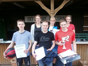 Siegerehrung 10 km Lauf Sieger: Denise Matys (hinten Mitte) und Kilian Grünhagen (vorn rechts)