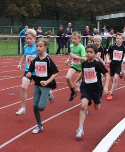 Jonah Helms (im grünen Shirt) bim Start über die 800 m