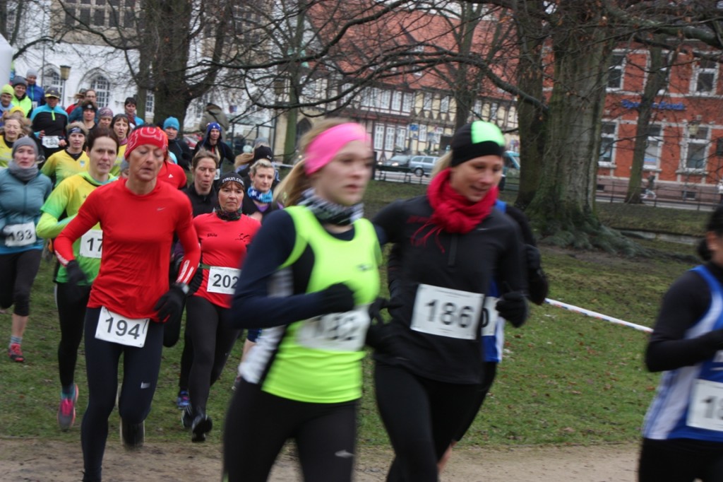 Start der Frauen und Seniorinnen  (vorn Stefanie dahinter Britta in rot)