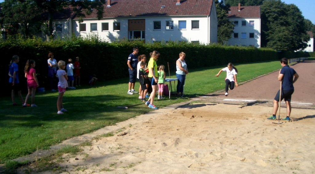 Hat sie es geschafft ? Beim Weitsprung waren alle.