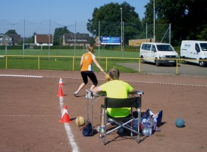Heutzutage was Exotisches: Schleuderball. Sieht leichter aus als es ist.