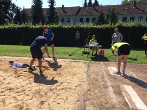 Immer ganz genau messen...und anschließend wird alles wieder glatt geharkt.