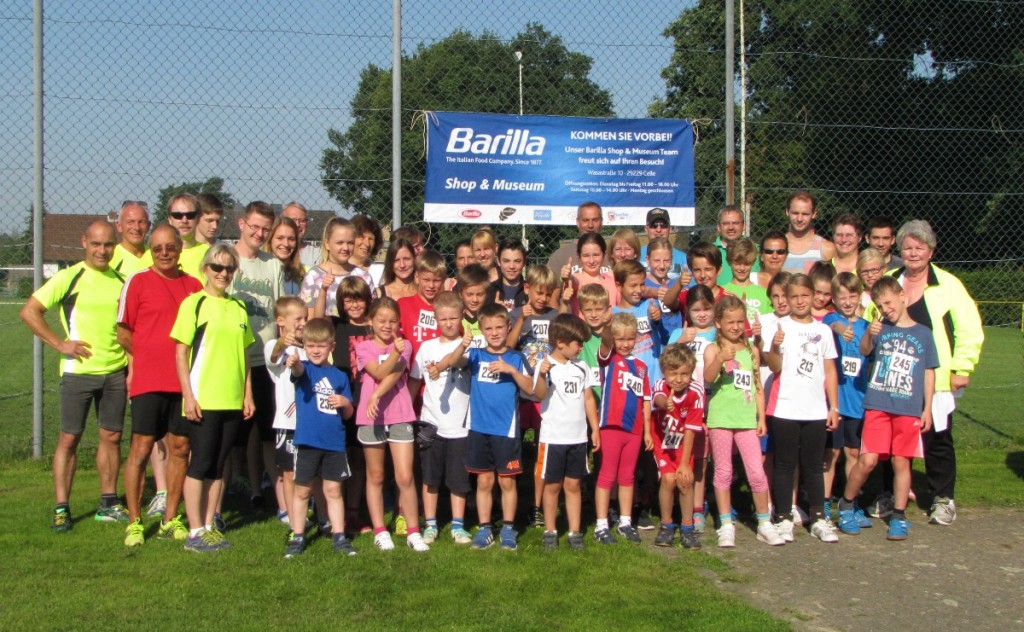 Das Foto zeigt einen Teil der Aktiven beim Sportabzeichentag