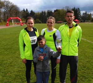 vlnr: Carolin und Stefanie Liedke, Fabian Krüger von der Laufgruppe TuS Bergen