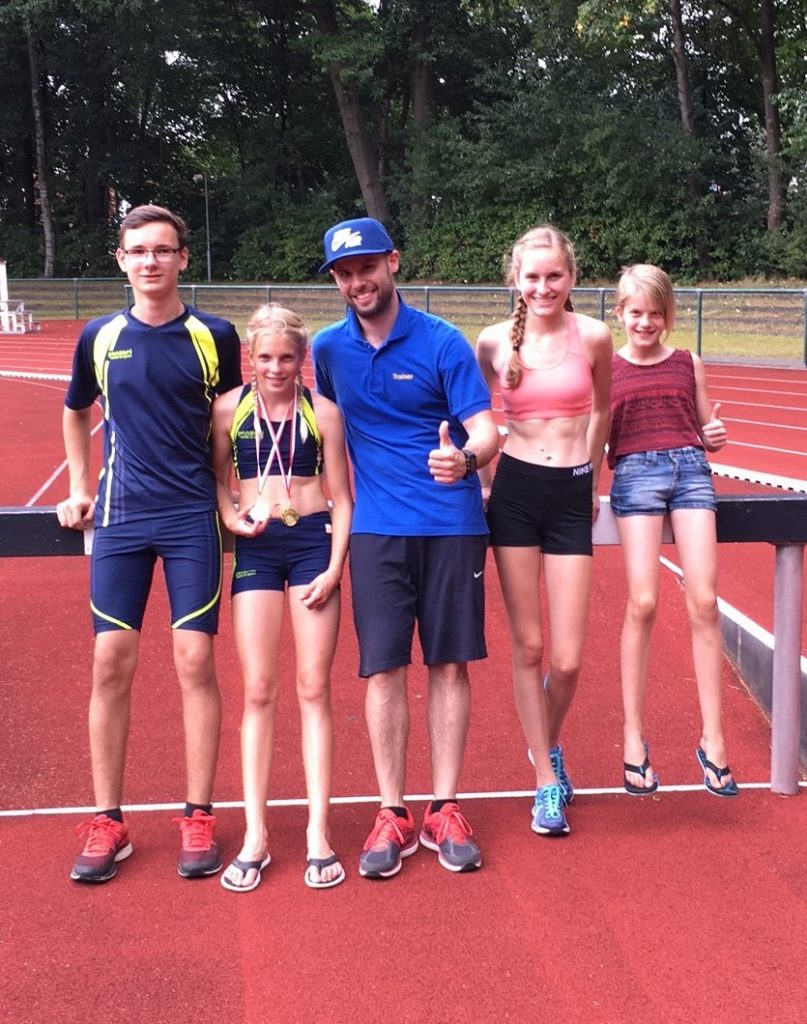 vlnr: Marvin, Marie, Trainer Björn Lippa, Esther, Kaya. Es fehlt Daniel Warnecke