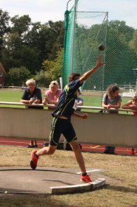 Marvin stößt neue Bestleistung mit der Kugel: 10,42 m