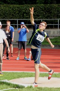 Marvin stößt die Kugel