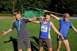 Jonah, Max und Marie mit ihren Wurfgeräten